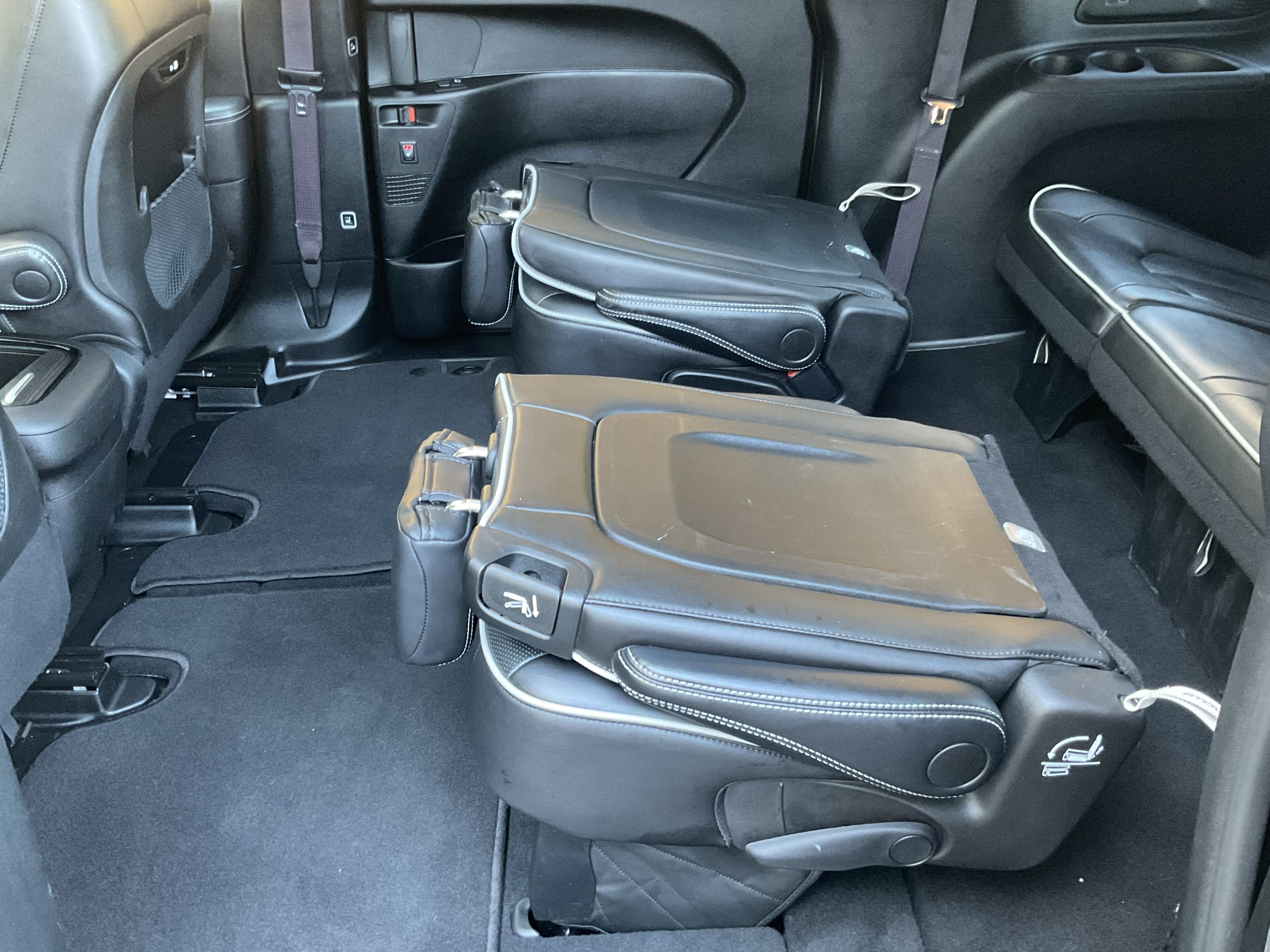 Used 2025 Chrysler Pacifica Limited FWD image 42