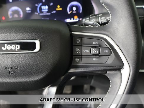 Used 2023 Jeep Grand Cherokee Laredo AWD/4WD image 3