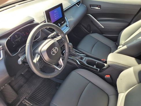 Used 2025 Toyota Corolla Cross XLE w/ Convenience Package FWD image 11
