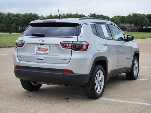 Used 2025 Jeep Compass Latitude AWD/4WD image 6