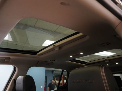 Used 2017 GMC Acadia Denali w/ Technology Package image 4