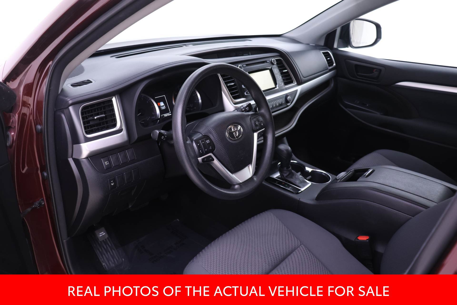 Used 2018 Toyota Highlander LE FWD image 3