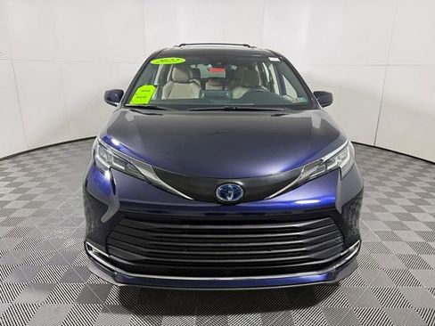 Used 2022 Toyota Sienna XLE FWD image 2