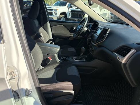 Used 2018 Jeep Cherokee Latitude w/ Cold Weather Group AWD/4WD image 19