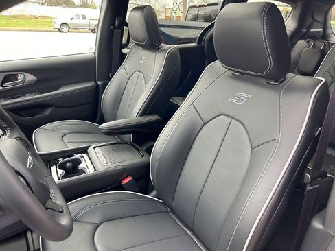 New 2026 Chrysler Pacifica Limited w/ S Appearance Package image 32