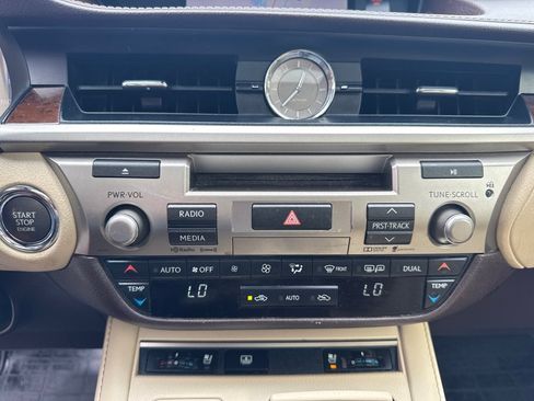 Used 2016 Lexus ES 350 w/ Luxury Package w/Wood Trim FWD image 15