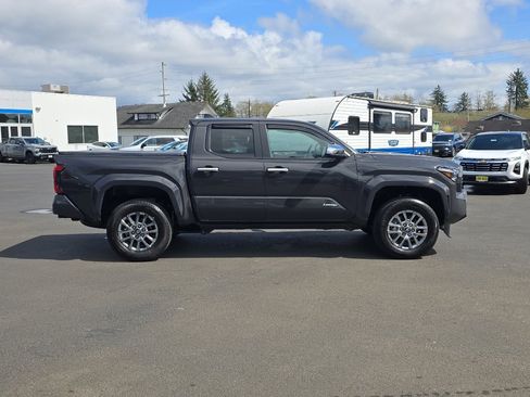 Used 2024 Toyota Tacoma Limited w/ Limited Package (LT) image 7