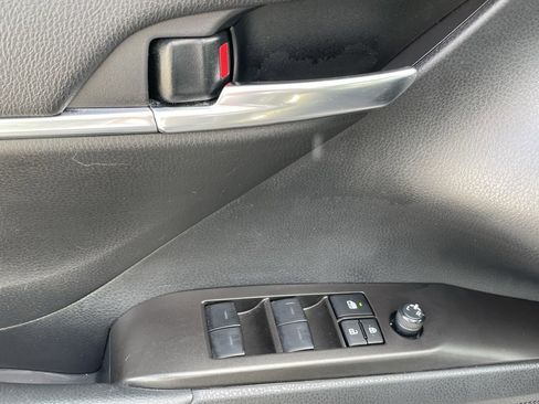 Used 2024 Toyota Camry SE image 11