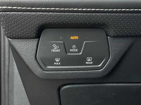 Used 2025 Volkswagen Atlas Cross Sport SE image 26