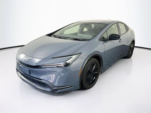Used 2025 Toyota Prius LE FWD image 3