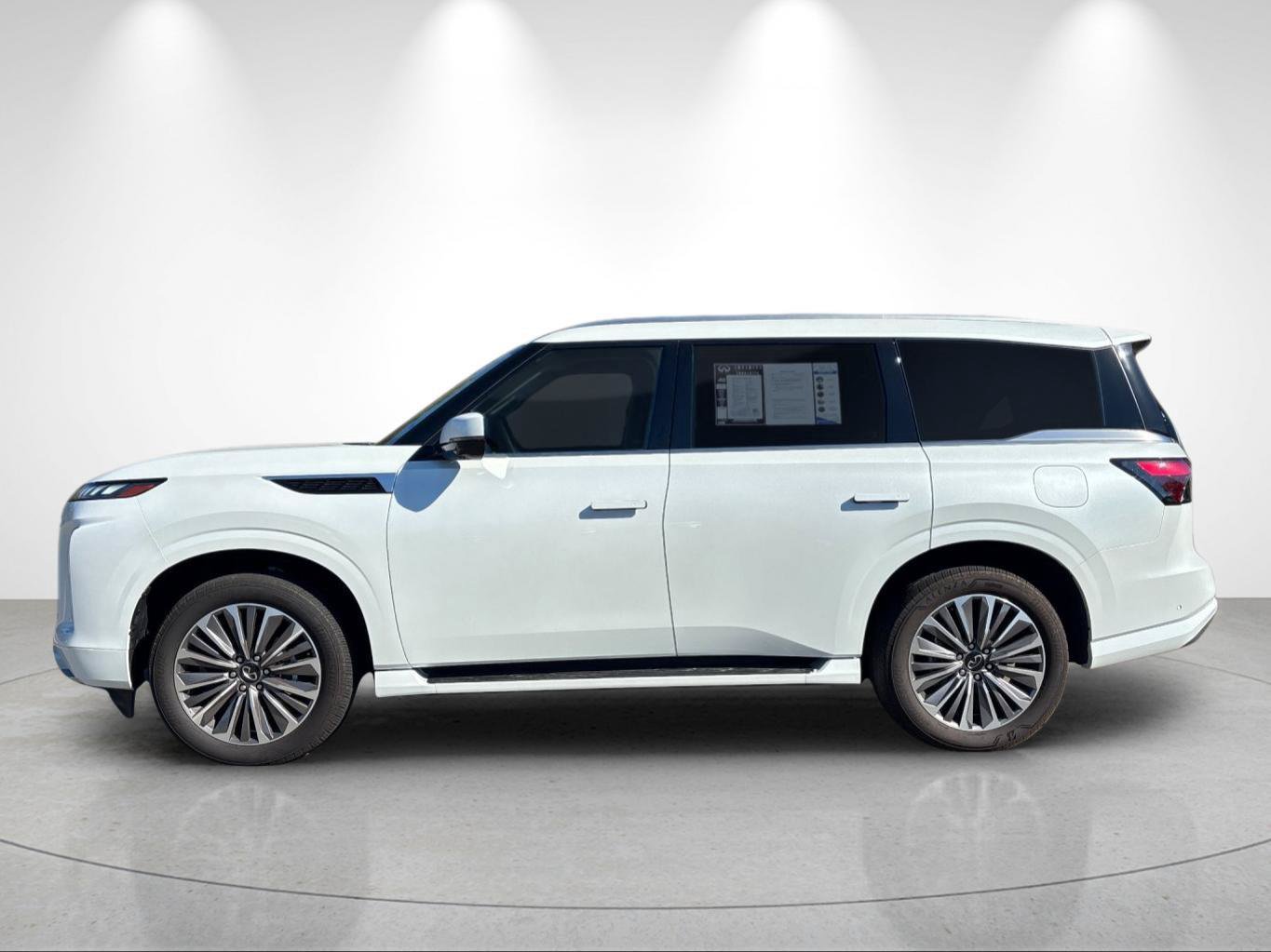 Used 2025 INFINITI QX80 Luxe AWD/4WD image 2