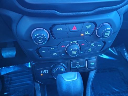 Used 2022 Jeep Renegade Latitude w/ Convenience Group image 34