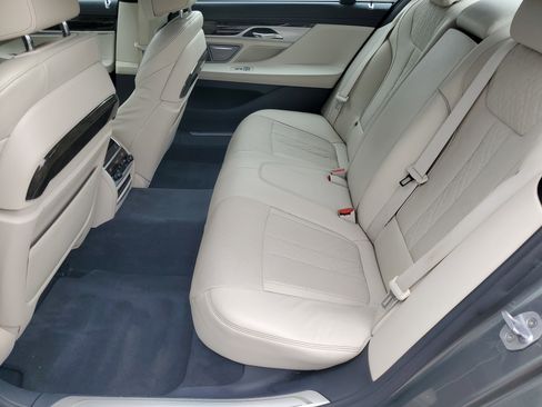 Used 2018 BMW 740i image 28