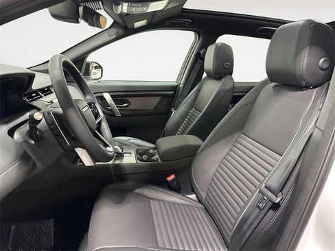 New 2025 Land Rover Discovery Sport Dynamic SE image 9