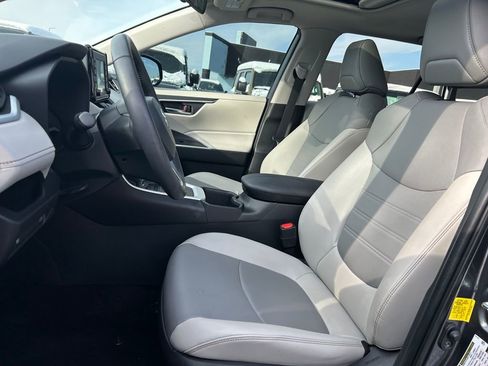 Used 2022 Toyota RAV4 XLE Premium image 22
