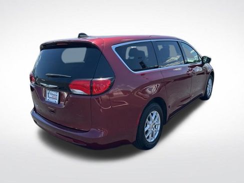 Used 2023 Chrysler Voyager LX FWD image 5