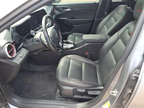Used 2025 Chevrolet Trax RS FWD image 9