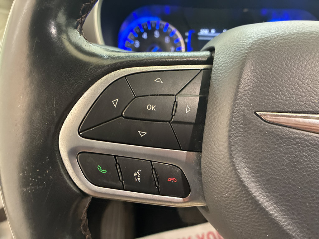 Used 2020 Chrysler Pacifica Touring-L FWD image 19