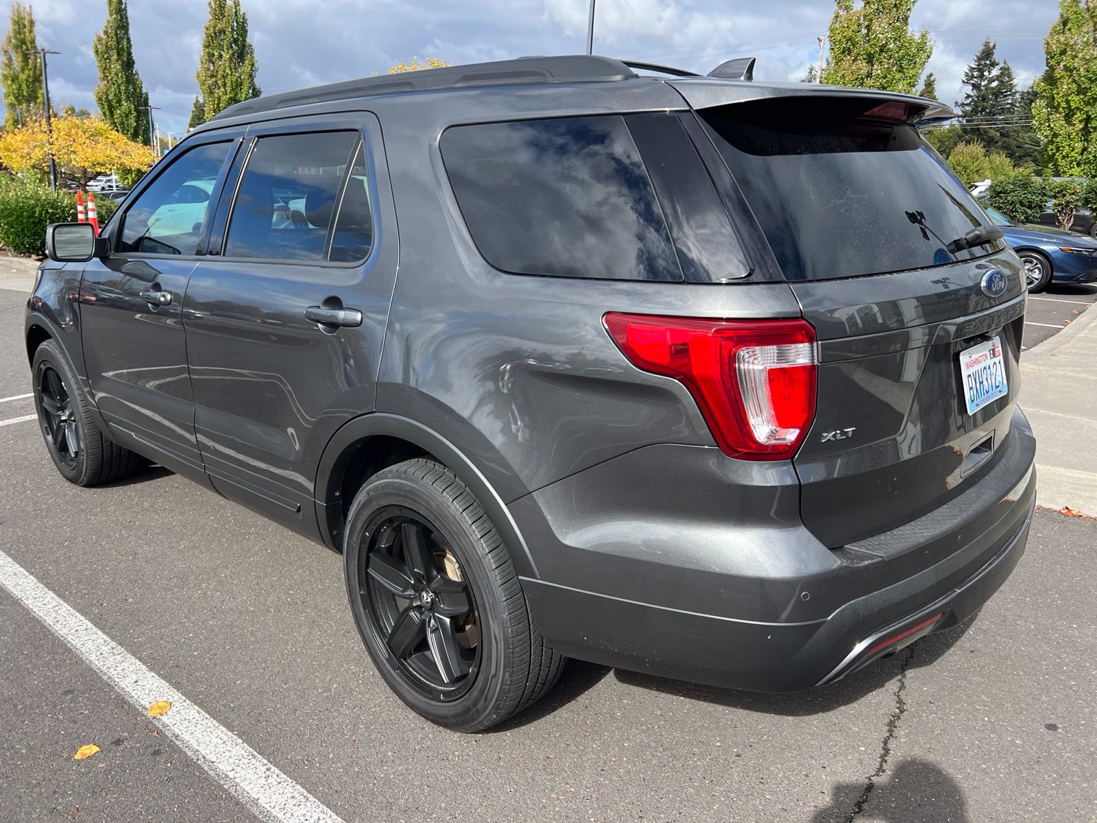 Used 2017 Ford Explorer XLT w/ Equipment Group 202A AWD/4WD image 6