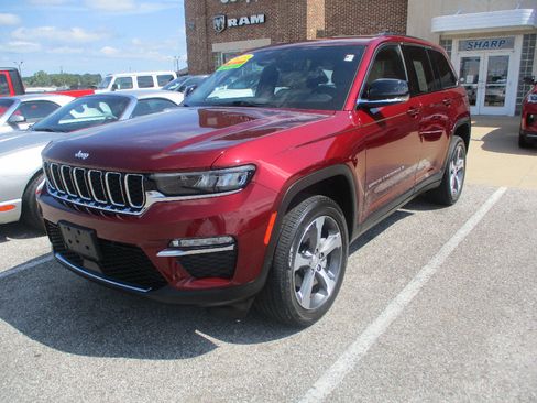 Used 2023 Jeep Grand Cherokee Limited AWD/4WD image 3