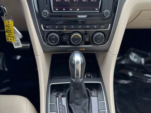 Used 2018 Volkswagen Passat 2.0T R-Line image 17