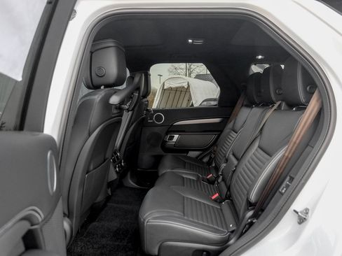 Used 2025 Land Rover Discovery Dynamic SE image 15