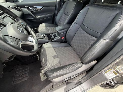 Used 2021 Nissan Rogue Sport SV w/ Technology Package FWD image 5
