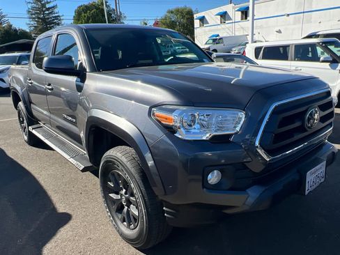 Used 2020 Toyota Tacoma SR5 RWD image 3