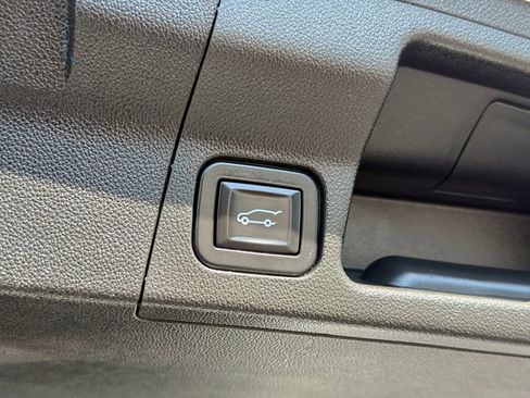 Used 2017 GMC Acadia Denali w/ Technology Package AWD/4WD image 9