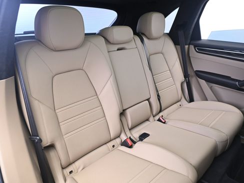 Certified 2023 Porsche Cayenne Turbo AWD/4WD image 19
