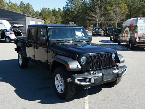 Used 2023 Jeep Gladiator Sport image 3
