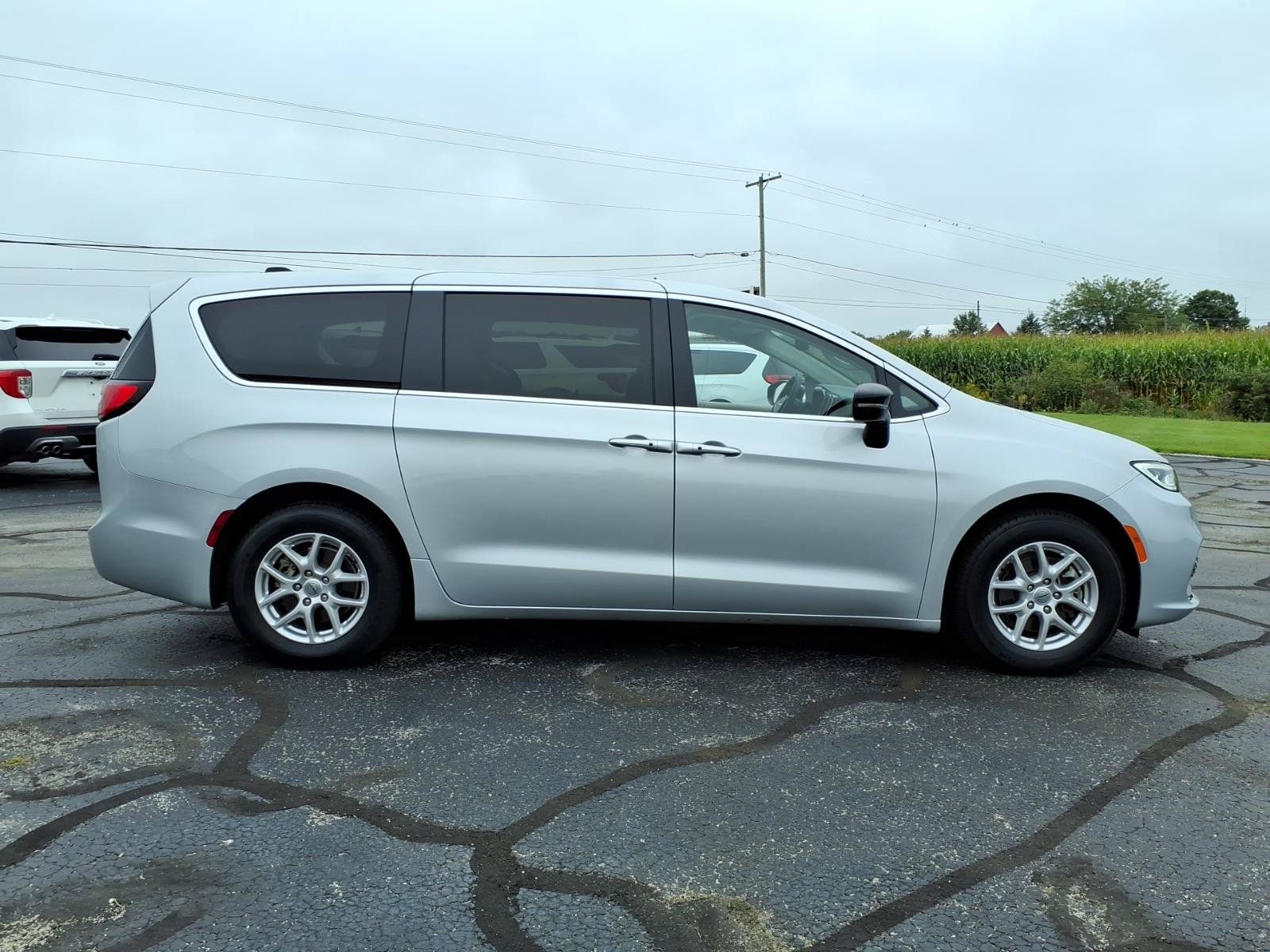 Used 2024 Chrysler Pacifica Touring-L FWD image 2