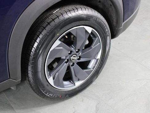 Certified 2025 Nissan Rogue SV image 15