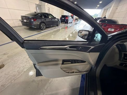 Used 2017 Ford Fusion SE w/ Fusion SE Technology Package FWD image 10