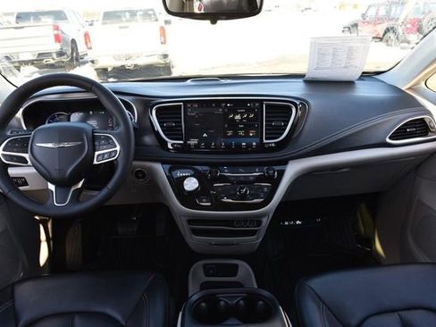 Used 2024 Chrysler Pacifica Select image 7