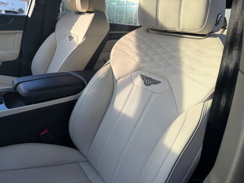 Used 2023 Bentley Bentayga Extended Wheelbase image 14
