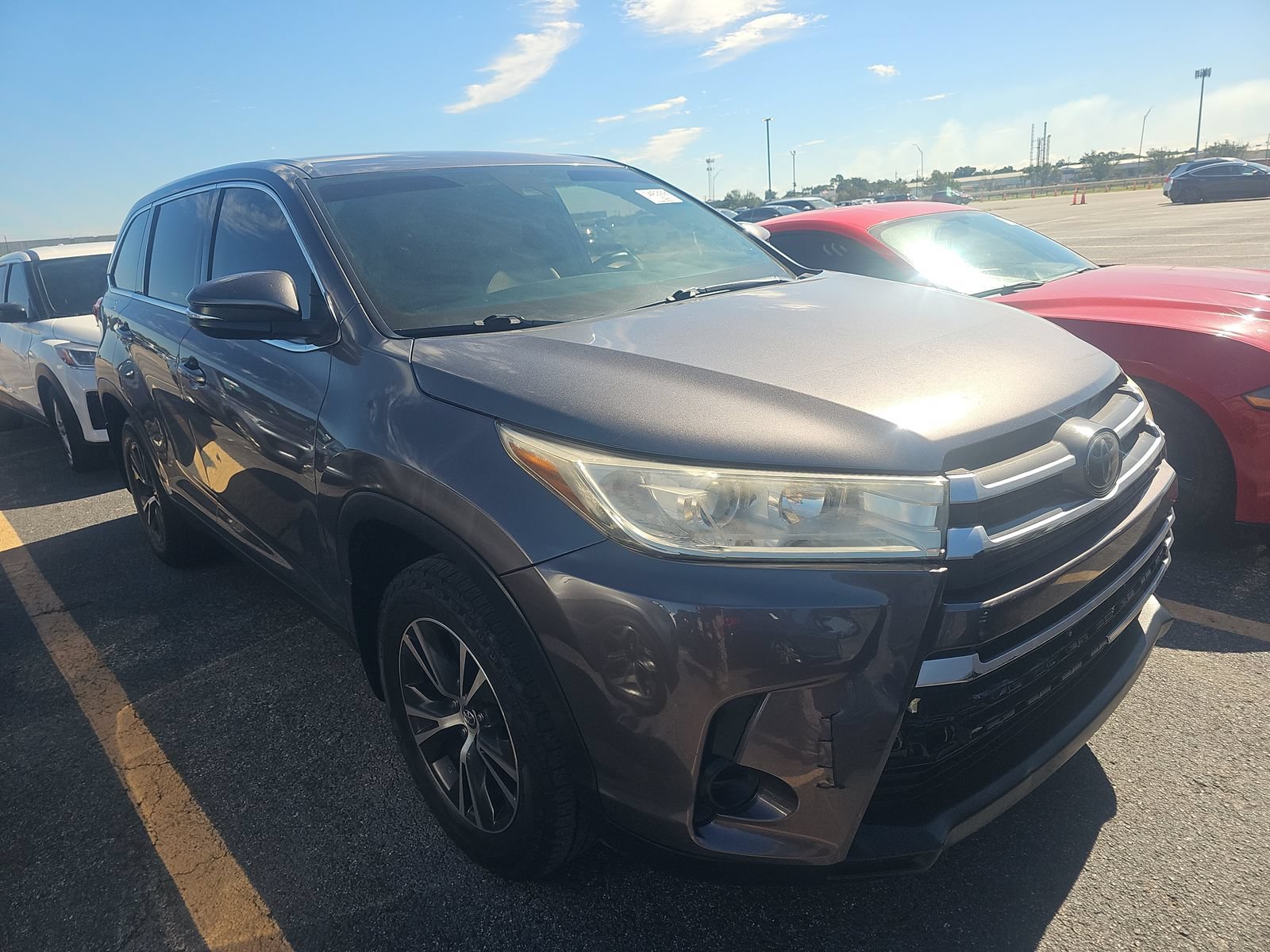 Used 2019 Toyota Highlander LE FWD image 4