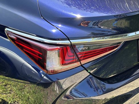 Used 2025 Lexus ES 350 w/ Premium Package FWD image 9