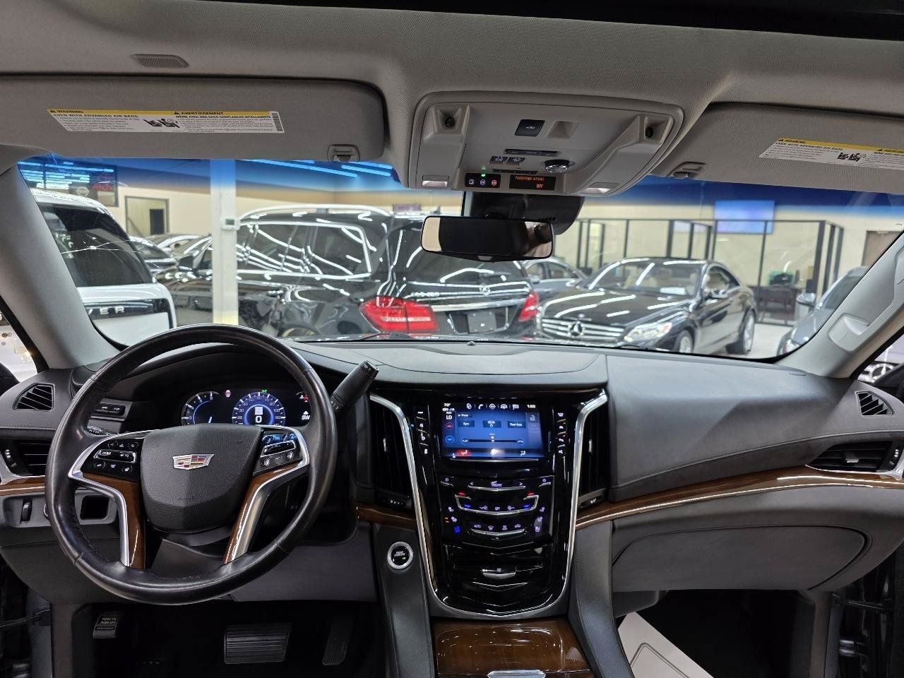 Used 2018 Cadillac Escalade ESV Luxury RWD image 30