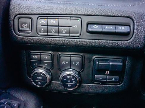 Used 2022 GMC Yukon Denali w/ Denali Ultimate Package AWD/4WD image 19
