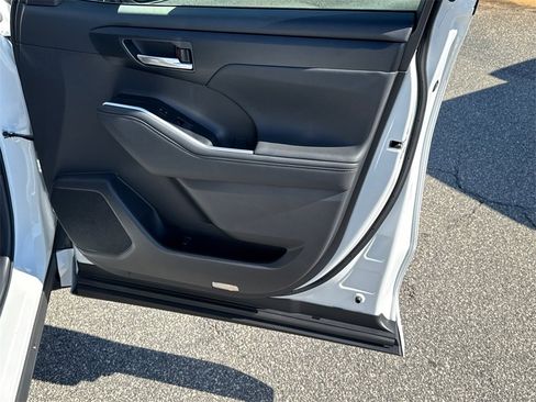 New 2025 Toyota Highlander XLE image 14