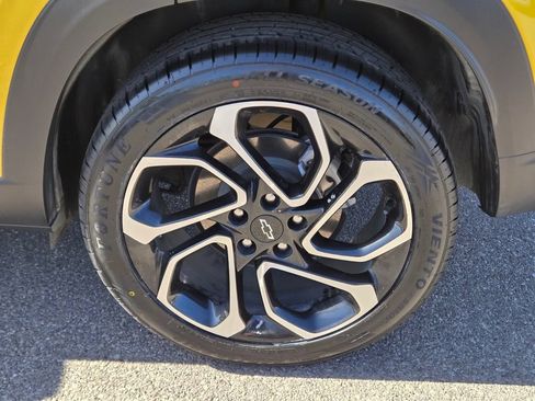 Used 2025 Chevrolet Trax RS w/ Sunroof Package FWD image 11