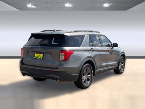 Used 2022 Ford Explorer XLT w/ Equipment Group 202A RWD image 9