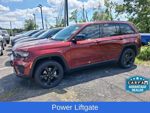 Used 2023 Jeep Grand Cherokee Laredo AWD/4WD image 3