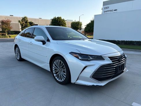 Used 2019 Toyota Avalon Limited w/ Advanced Safety Package FWD image 3