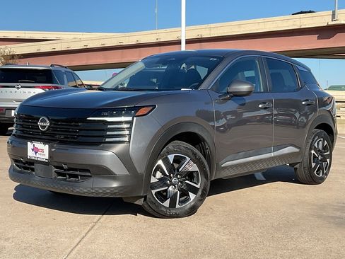 Used 2025 Nissan Kicks SV image 2