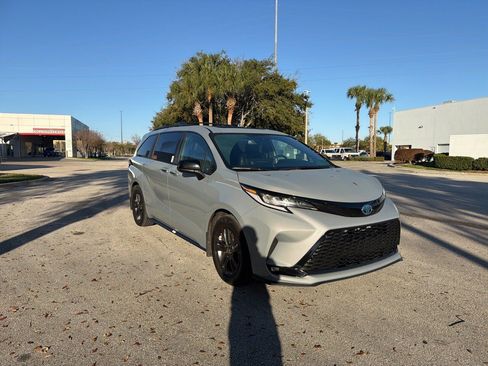 Used 2025 Toyota Sienna XSE w/ XSE Plus Package image 7