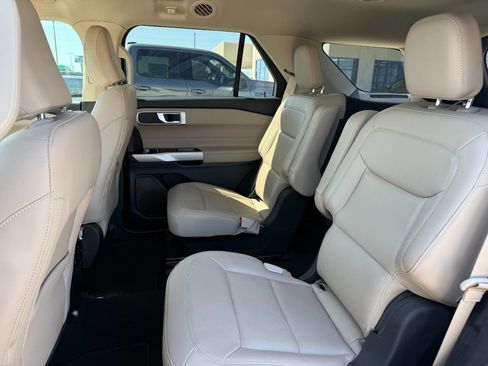 Used 2022 Ford Explorer XLT w/ Equipment Group 202A image 12