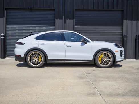 New 2026 Porsche Cayenne Turbo GT image 4