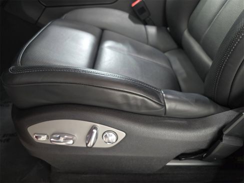 Certified 2025 Porsche Macan image 23